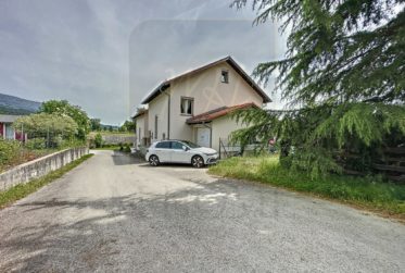 EXCLUSIVITE ! 5 min du lac de Neuchâtel et 15 min d'Yverdon, récente villa contemporaine jumelée par le garage