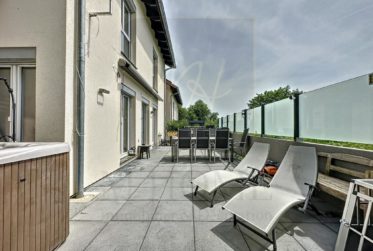 EXCLUSIVITE ! 5 min du lac de Neuchâtel et 15 min d'Yverdon, récente villa contemporaine jumelée par le garage